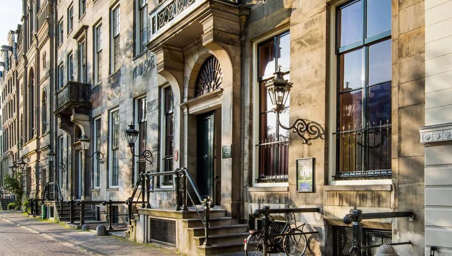 Museum van Loon exterior by day