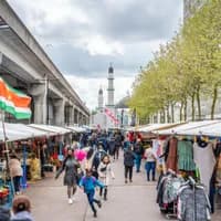 People shopping at the Kraaiennest market with the mosque in the background
