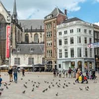 People in front of De Nieuwe Kerk at Dam Square