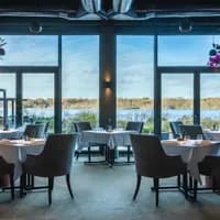 Aan de Poel restaurant interior