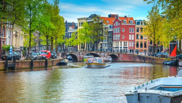 A tour bout on the canals.