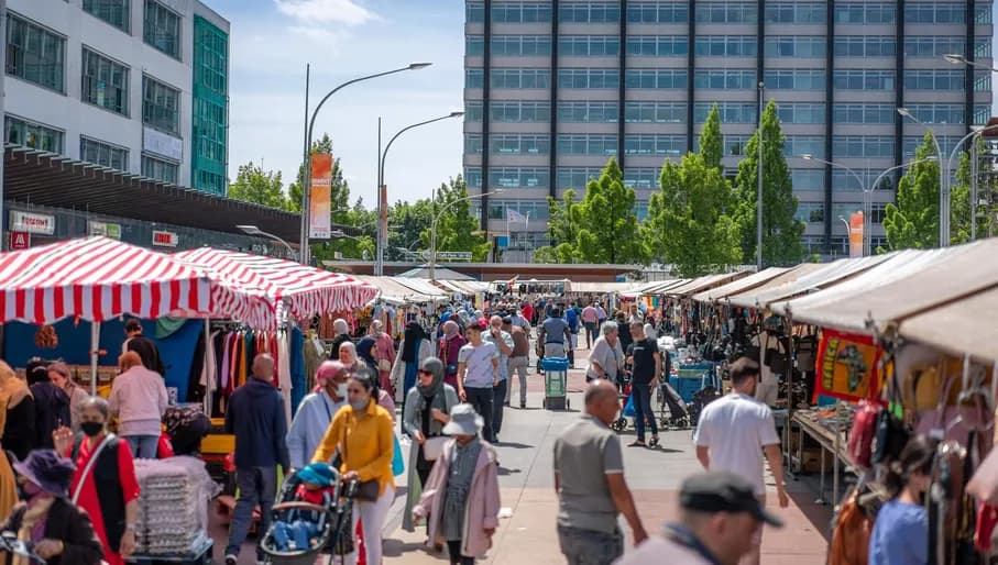 Shoppers at market Plein 40-45.