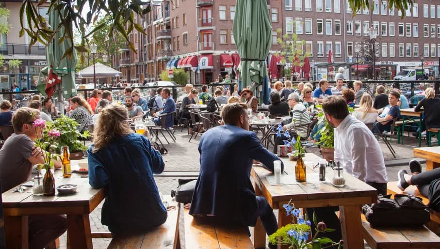 Café Maxwell people sitting on the terrace