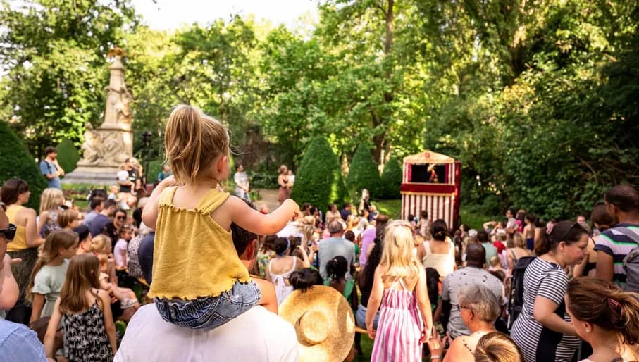 Kids watching puppet show during Artis Zoomeravonden.