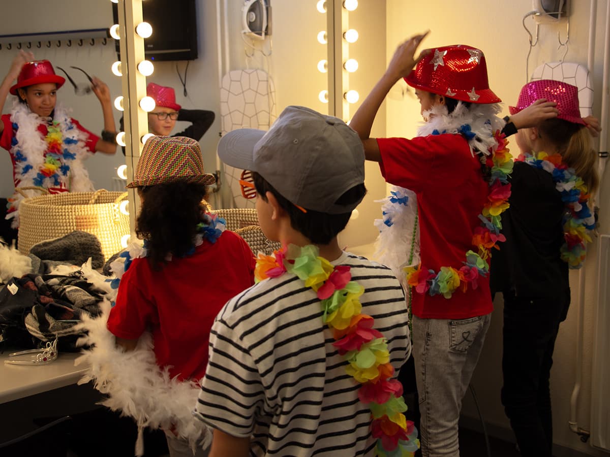 Backstage-kinderrondleiding - Judith Hazeleger en Theater-reporter Makeyla