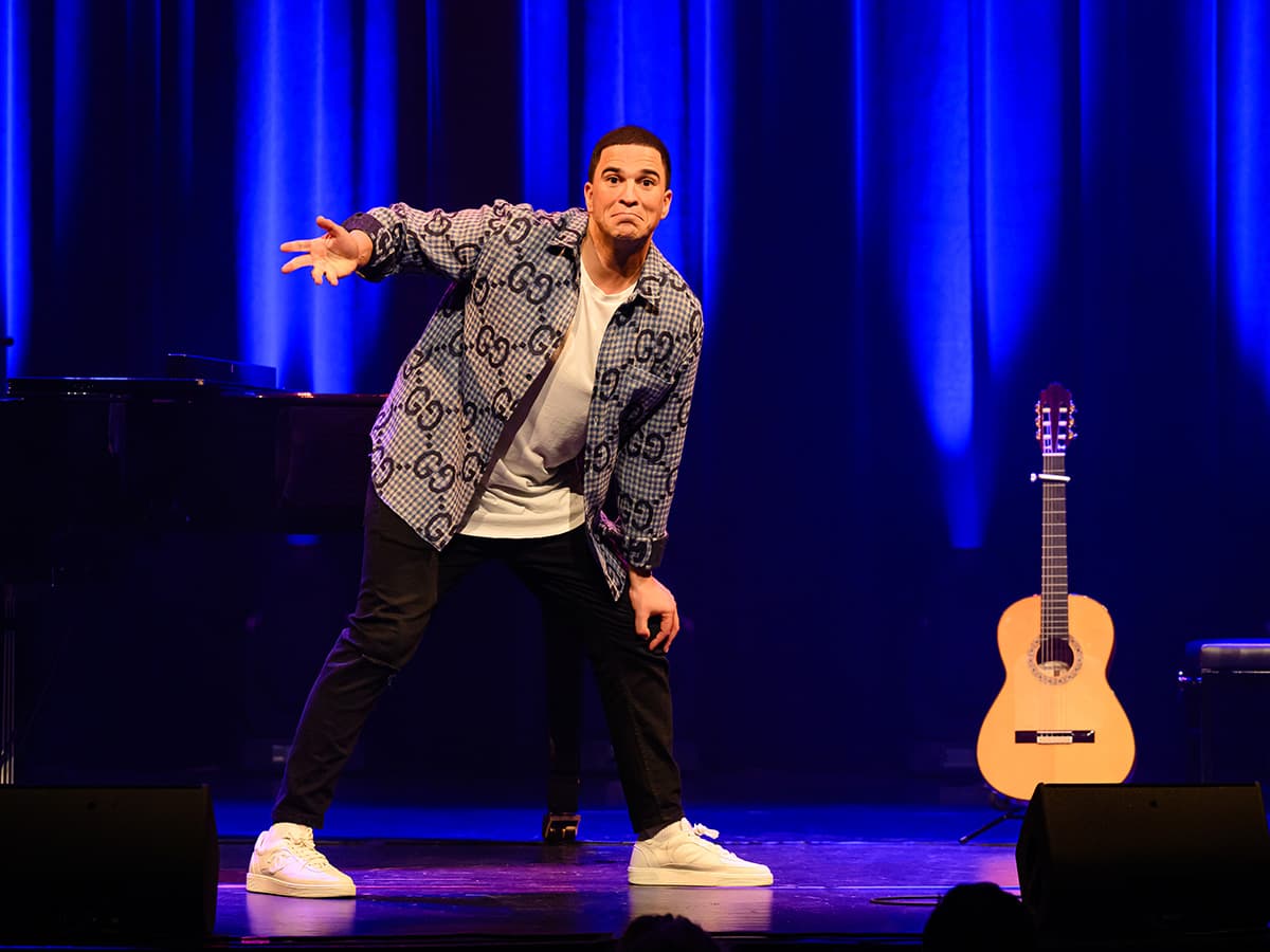 Nabil - Nee, precies daarom in het Meervaart Theater