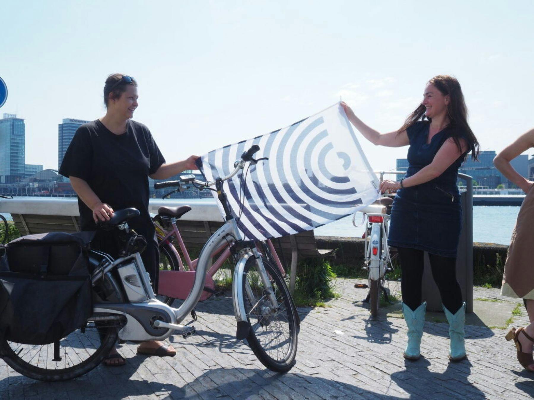 Bike tour past inspiring AmsterDOENers