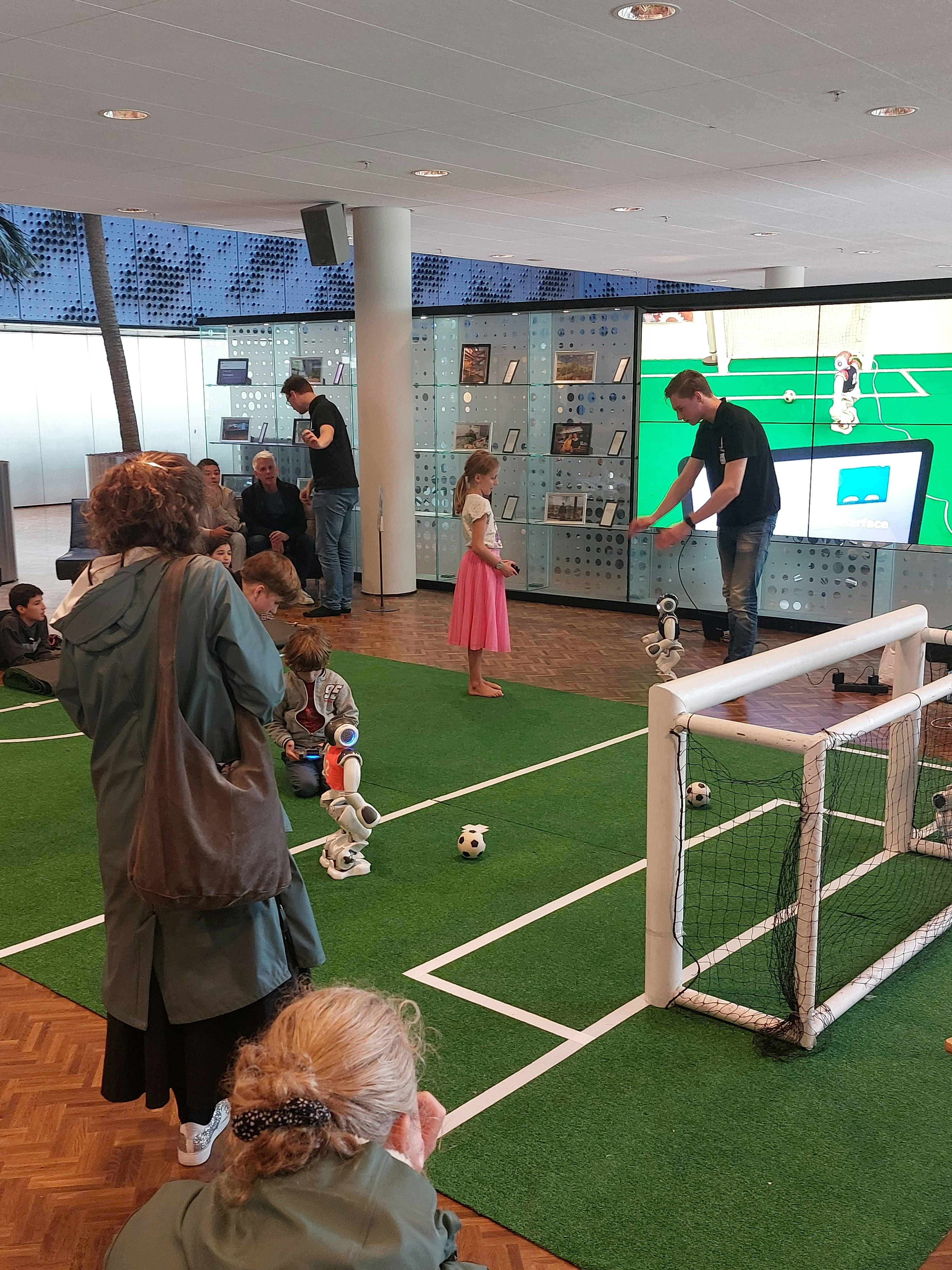 Voetballende robots in Science Park