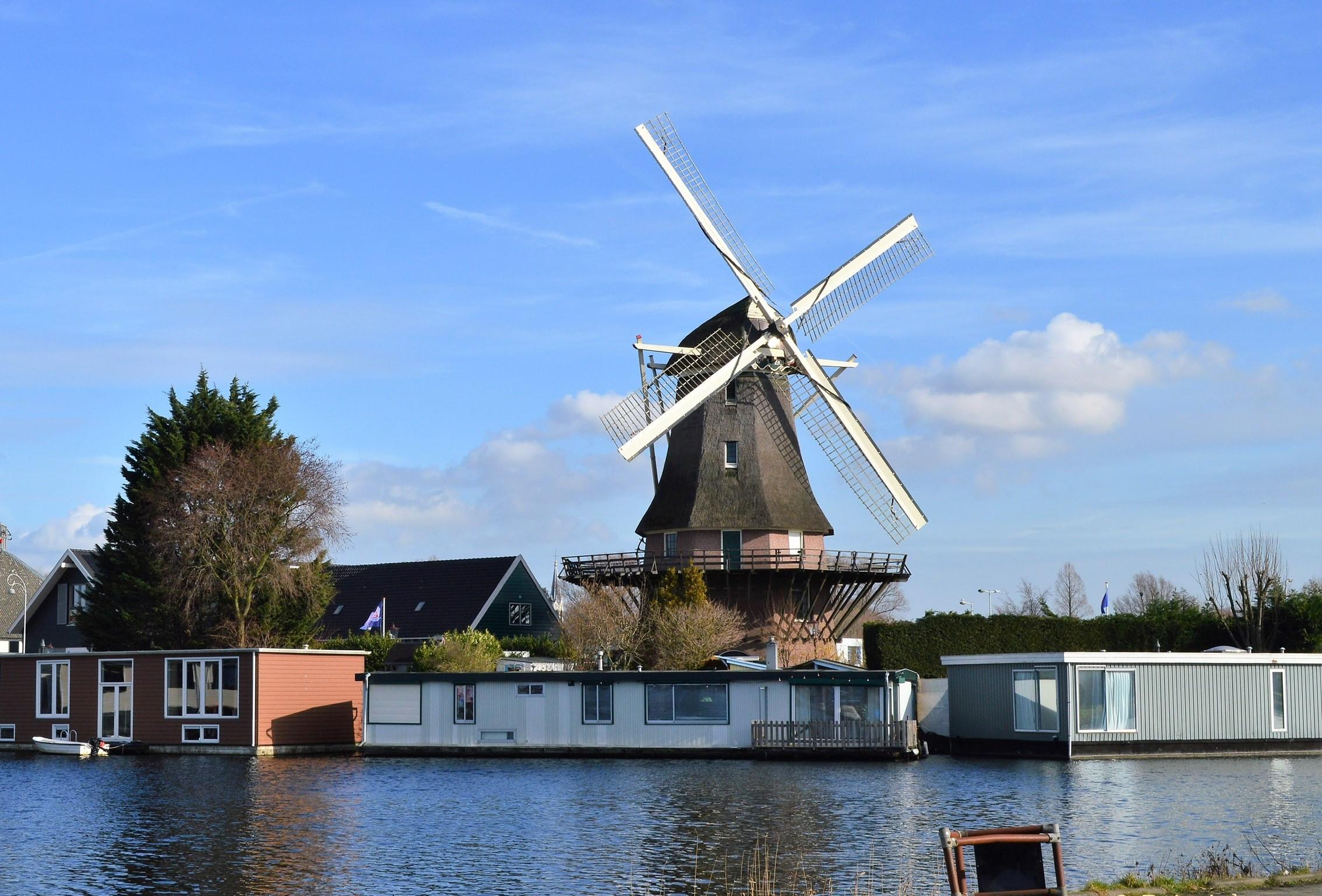 Sfeervol verlichte Molen van Sloten