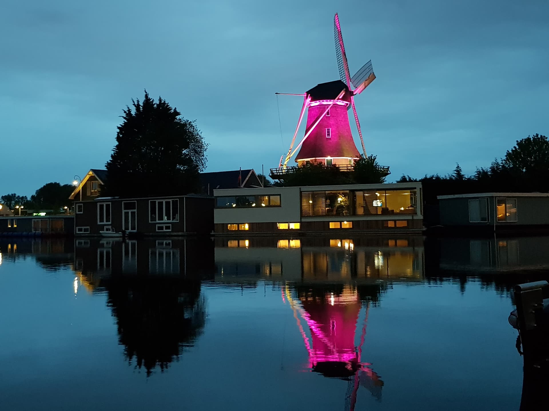 Sfeervol verlichte Molen van Sloten