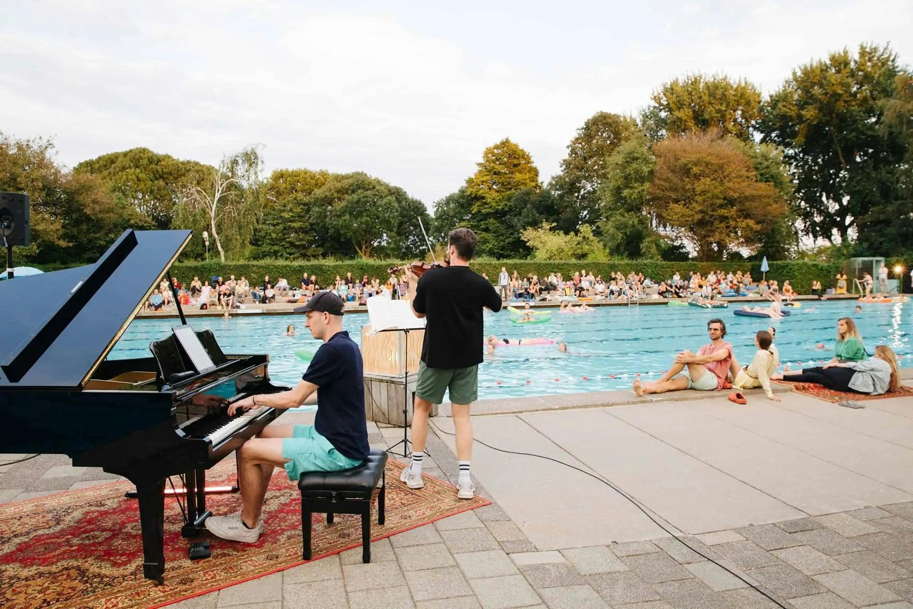 Classical music in the swimmingpool Ramon van Engelshoven