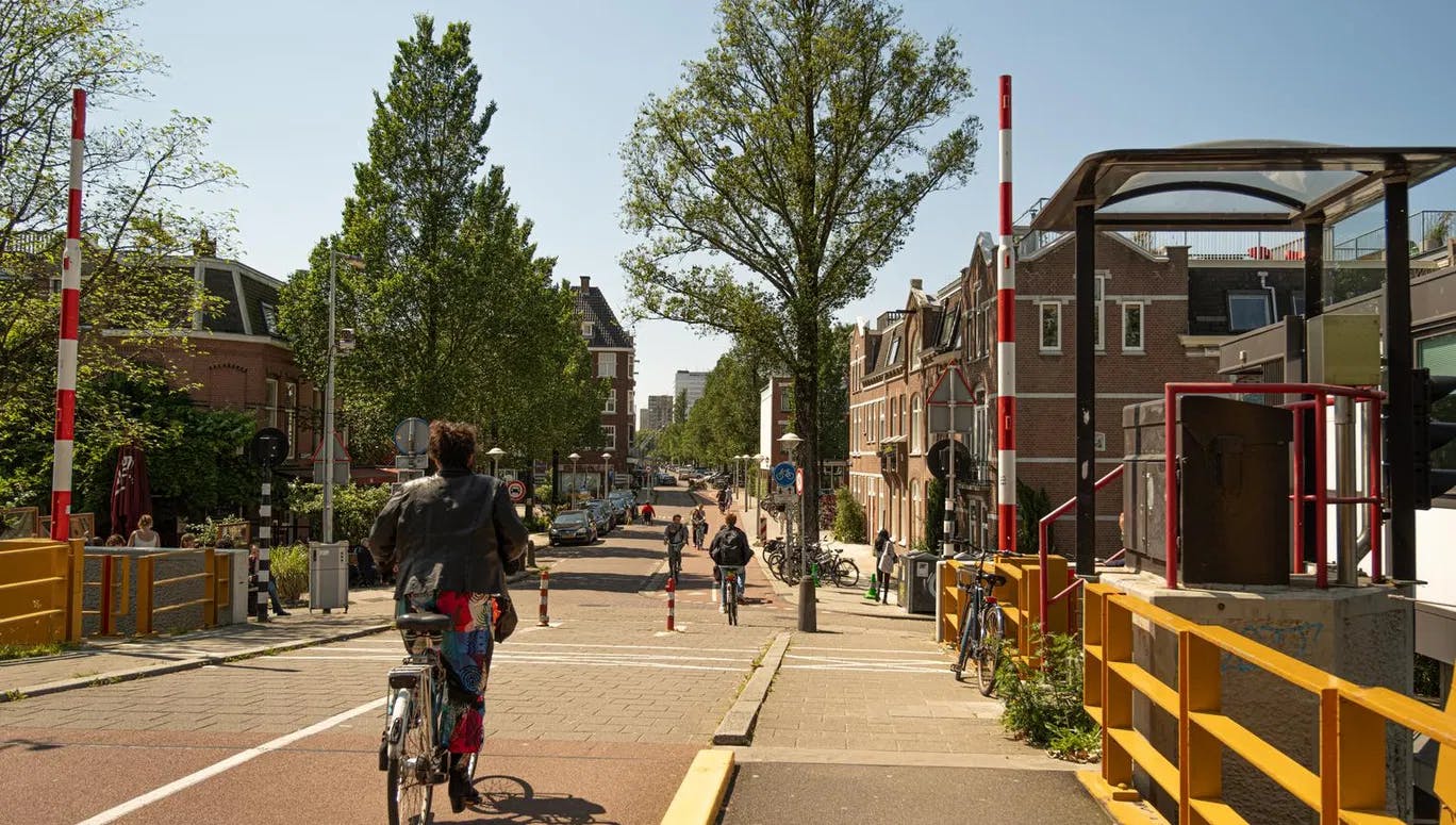 Cyclists crossing bridge on Schinkelhavenstraat