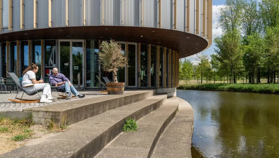 A couple sitting on th terrace of the Bijlmerpark theater