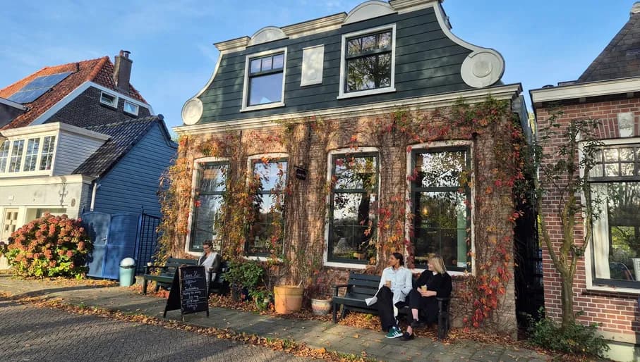 Exterior of Liever Hier bakery cafe on Nieuwedammerdijk