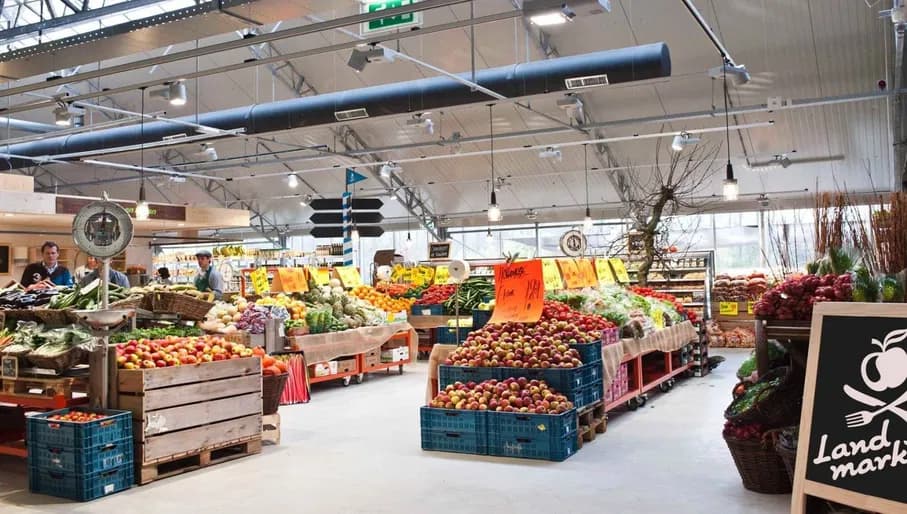 Fruits and vegetables section of the Landmarkt in Schellingwoude.