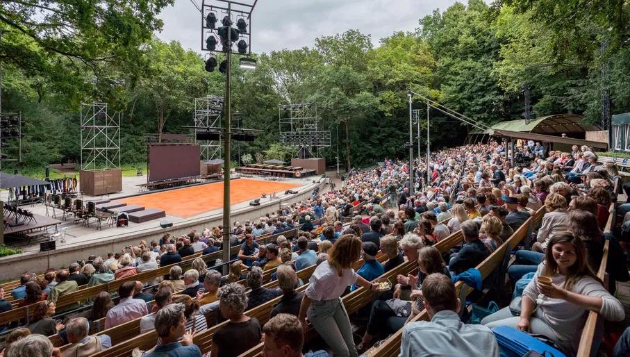 The audience is ready for the show in the Amsterdamse Bostheater.