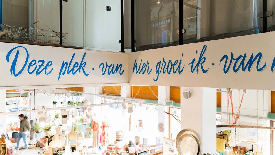 Display of souvenirs, homeware and design products in Het Faire Oosten store at the Oostpoort Shopping Centre