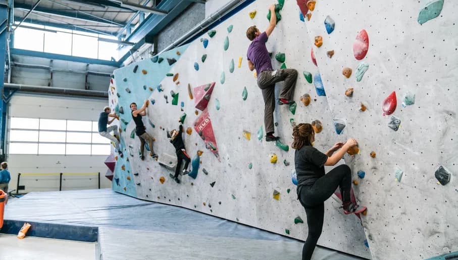 People bouldering during 24 uur Noord.