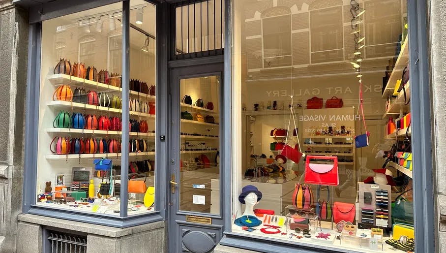 Window display of DSIGN.Amsterdam design and souvenir shop