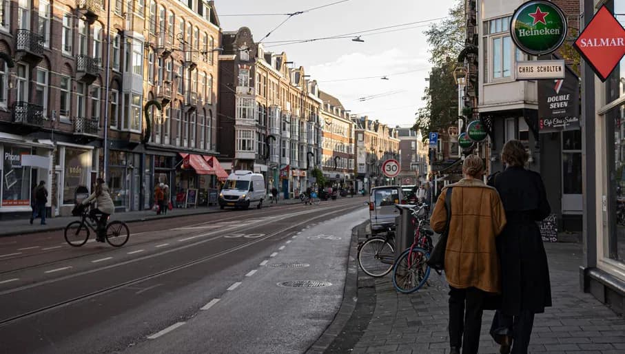 Female couple walking arm in arm along Van Woustraat in De Pijp