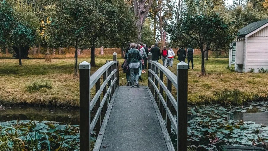 Group crossing the bridge in the grounds of the Wester-Amstel estate and Park