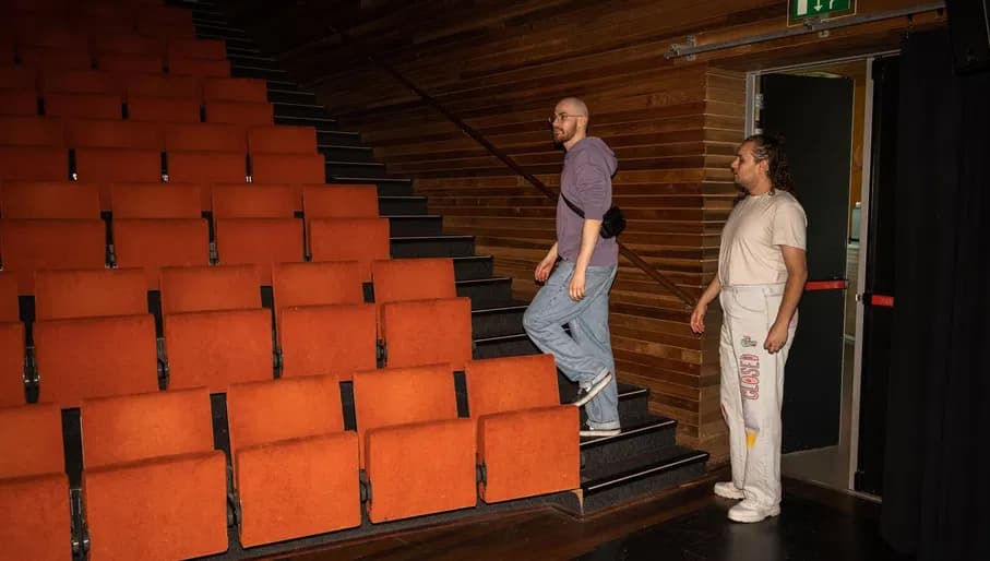 A couple looking for their theatre seat in the Bijlmerpark theater