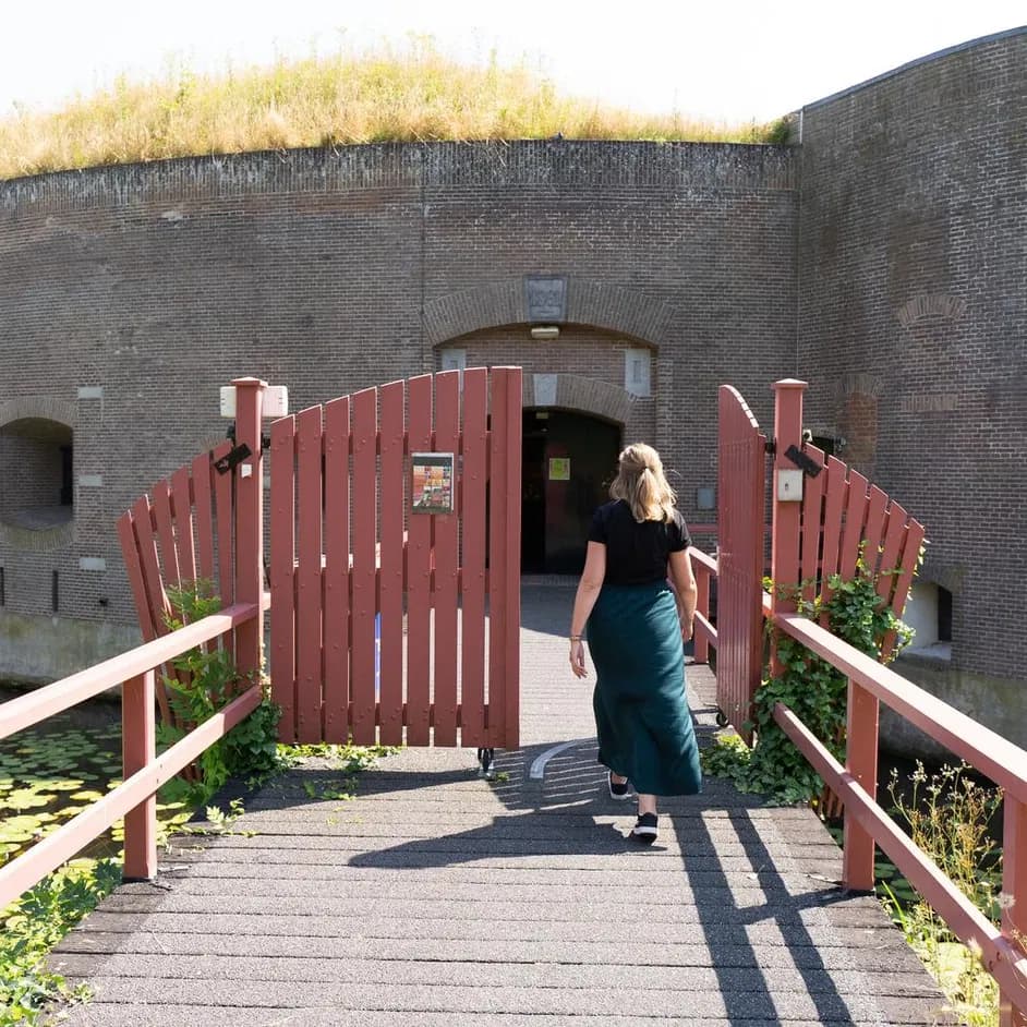 A woman going in to the Fortress Ossenmarkt in Weesp