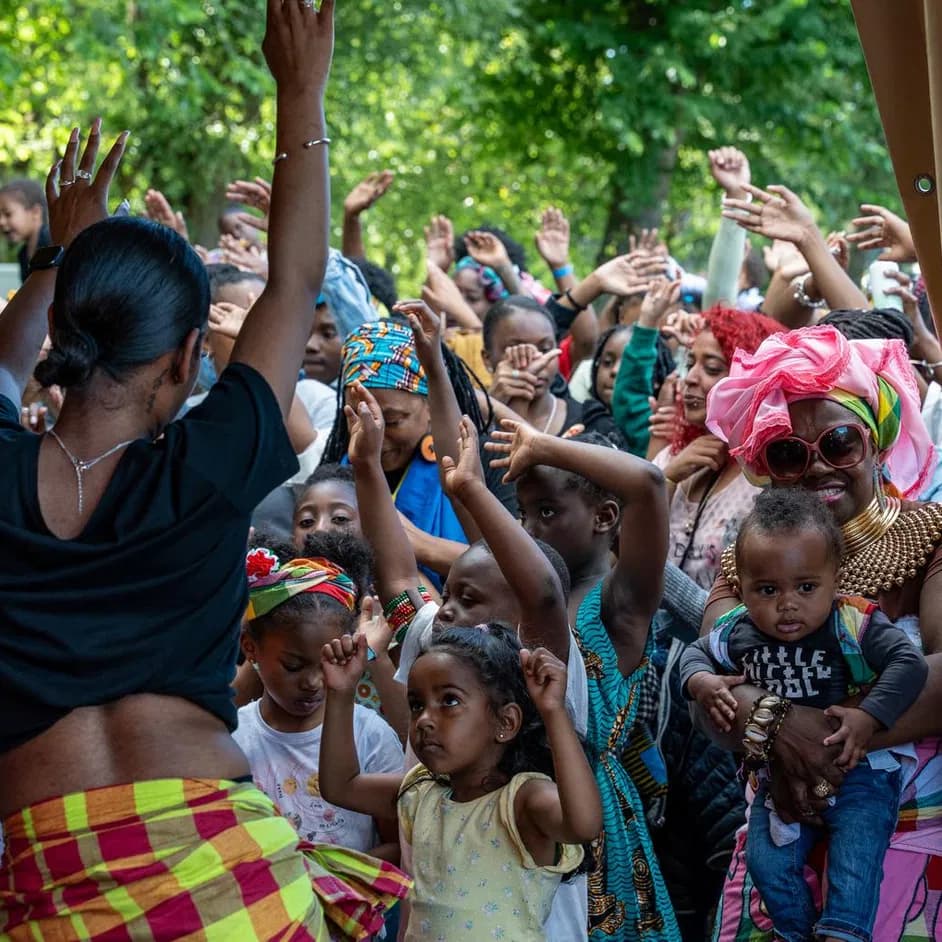 Kids dancing during Keti Koti Festival 2022 in the Oosterpark.