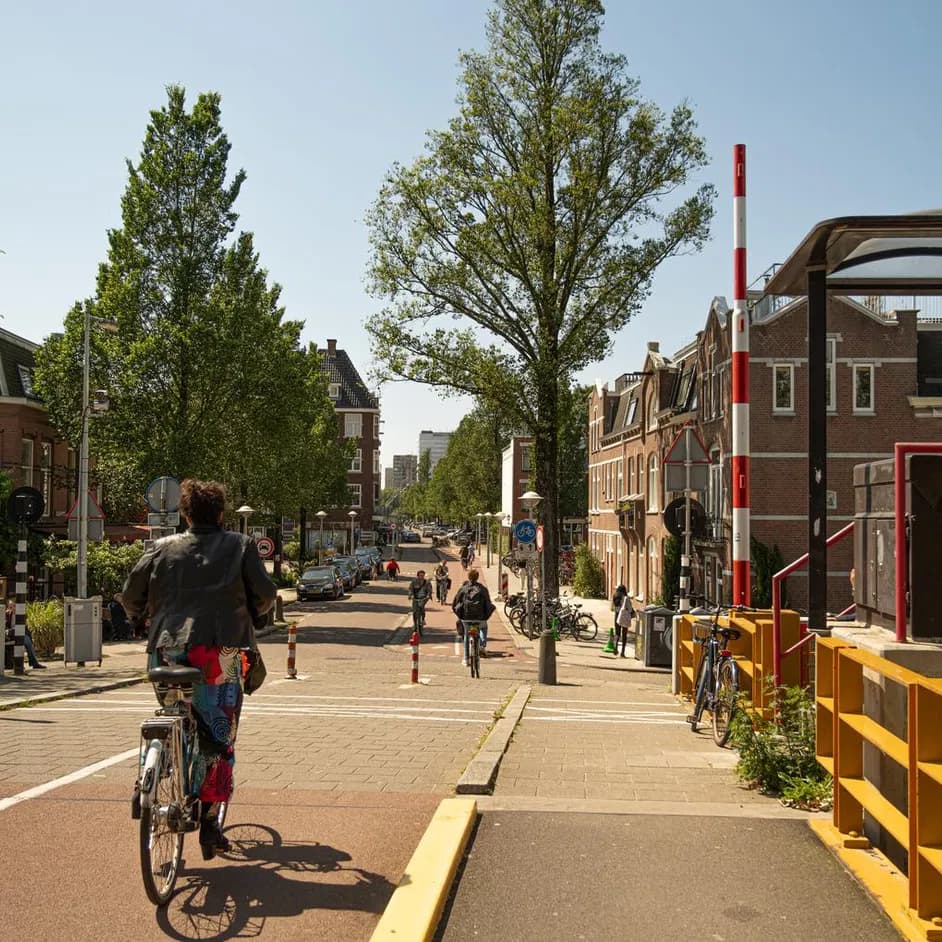 Cyclists crossing bridge on Schinkelhavenstraat