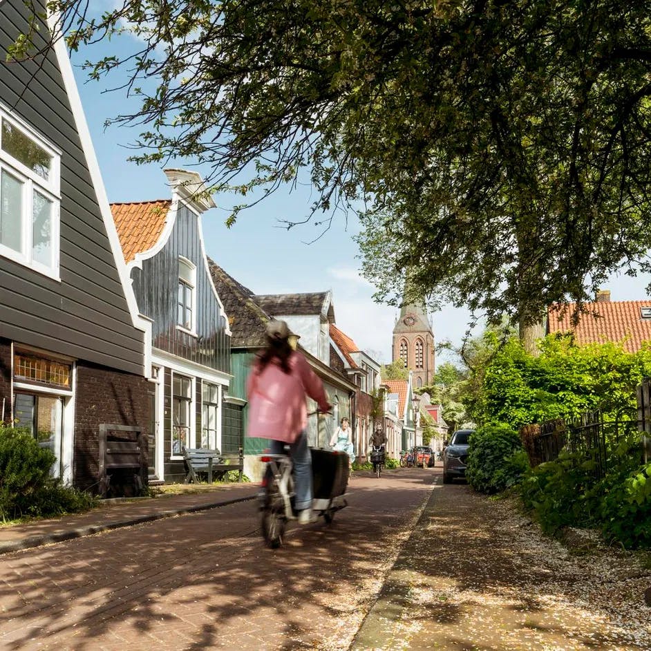 Cyclist on Nieuwendammerdijk.