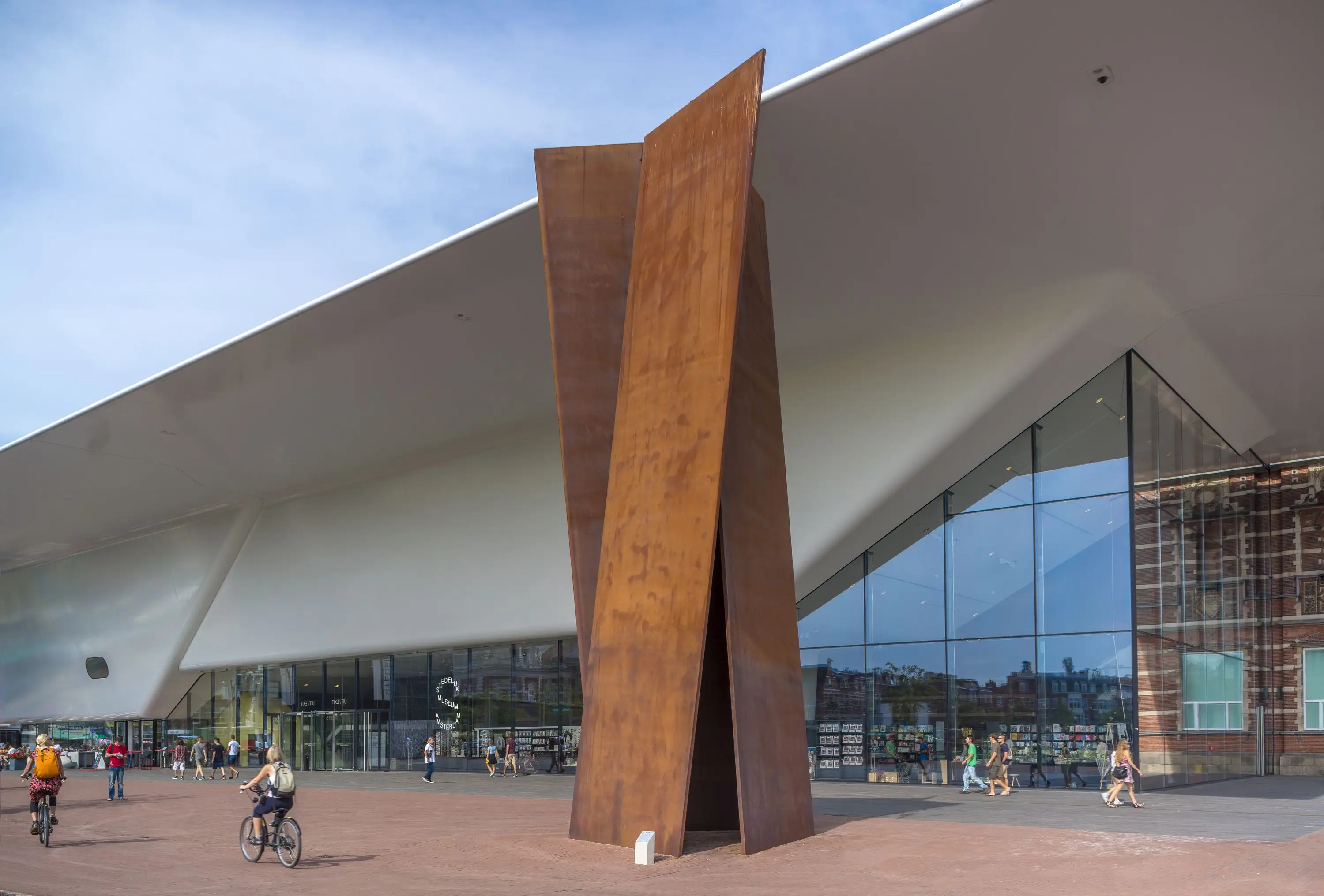 Richard Serra's Sight Point voor het gebouw van het Stedelijk