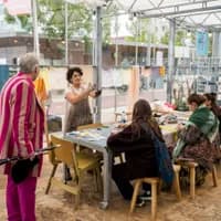 A person giving an art workshop at the festival centre , plein 40-45
