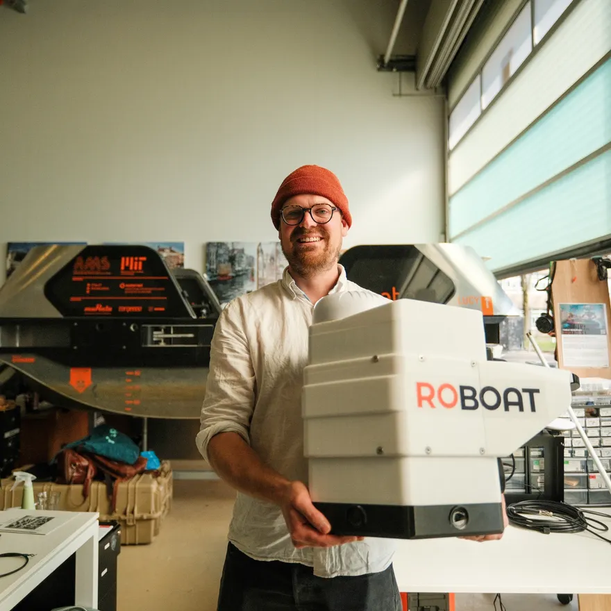 Roboat CEO Ynse Deinema holding hardware technology.