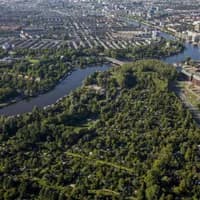 Aerial view on Amsterdam Oost: Natuur tuinpark Amstelglorie, Martin Luther Kingpark, De Omval and Amstel.