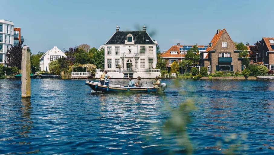 A family on a boat trip through Haarlemmermeer.