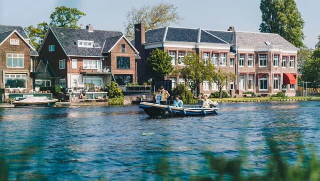 A family on a boat trip through Haarlemmermeer.