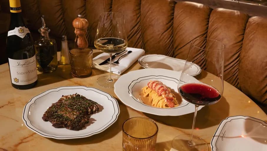 Lobster, wine and table setting at restaurant Jondani on Beethovenstraat