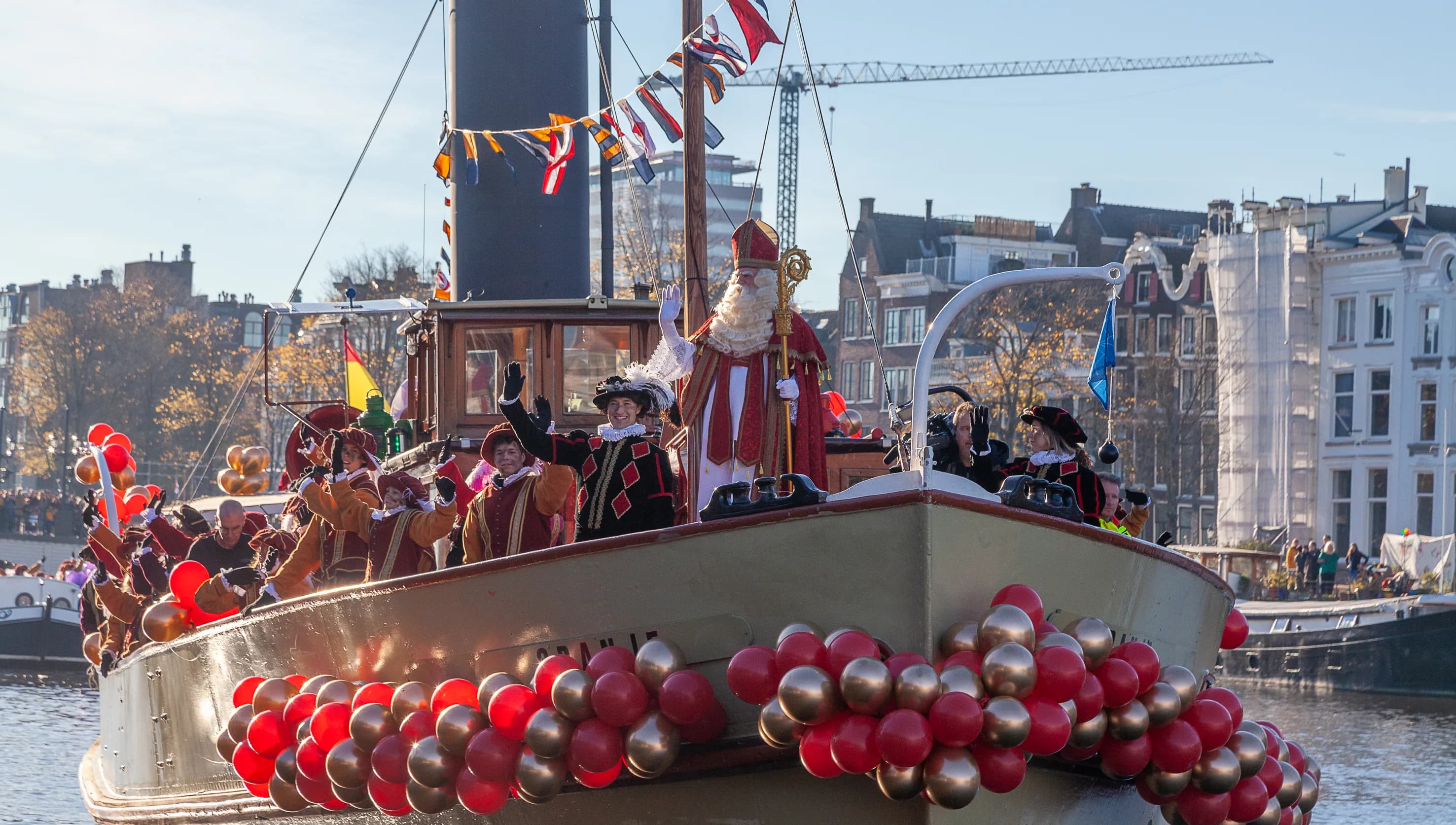 Aankomt van Sinterklaas op de stoomboot via de Amstel.