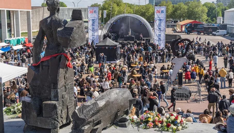 People visit ZO is Vrij Bevrijdingsfestival (Liberation Day festival) on Anton de Komplein.