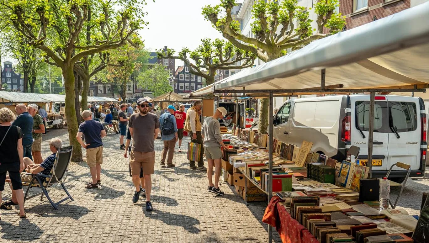 People strolling at the Spui Boekenmarkt