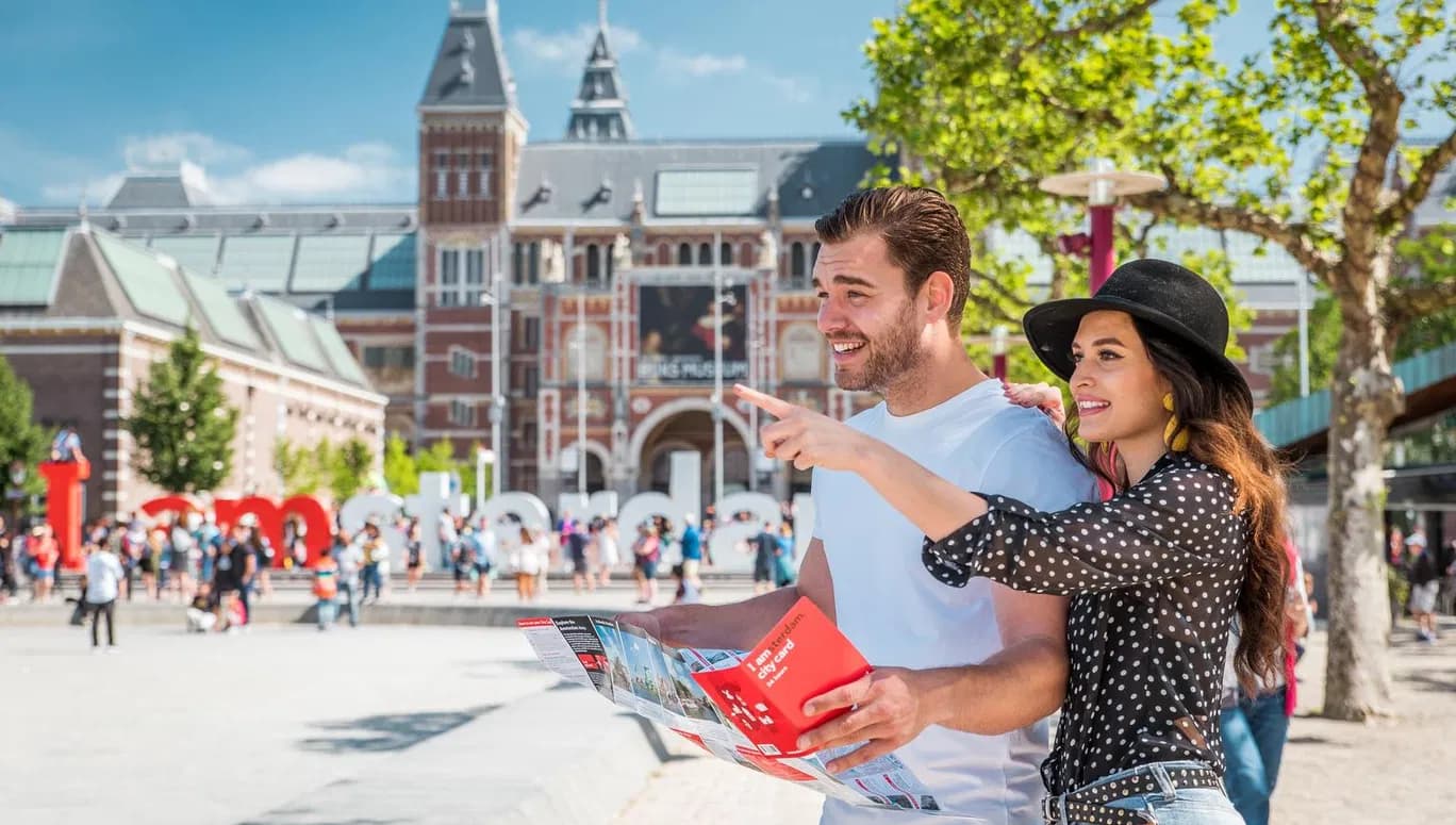 A couple at the Museumplein holding a city card map