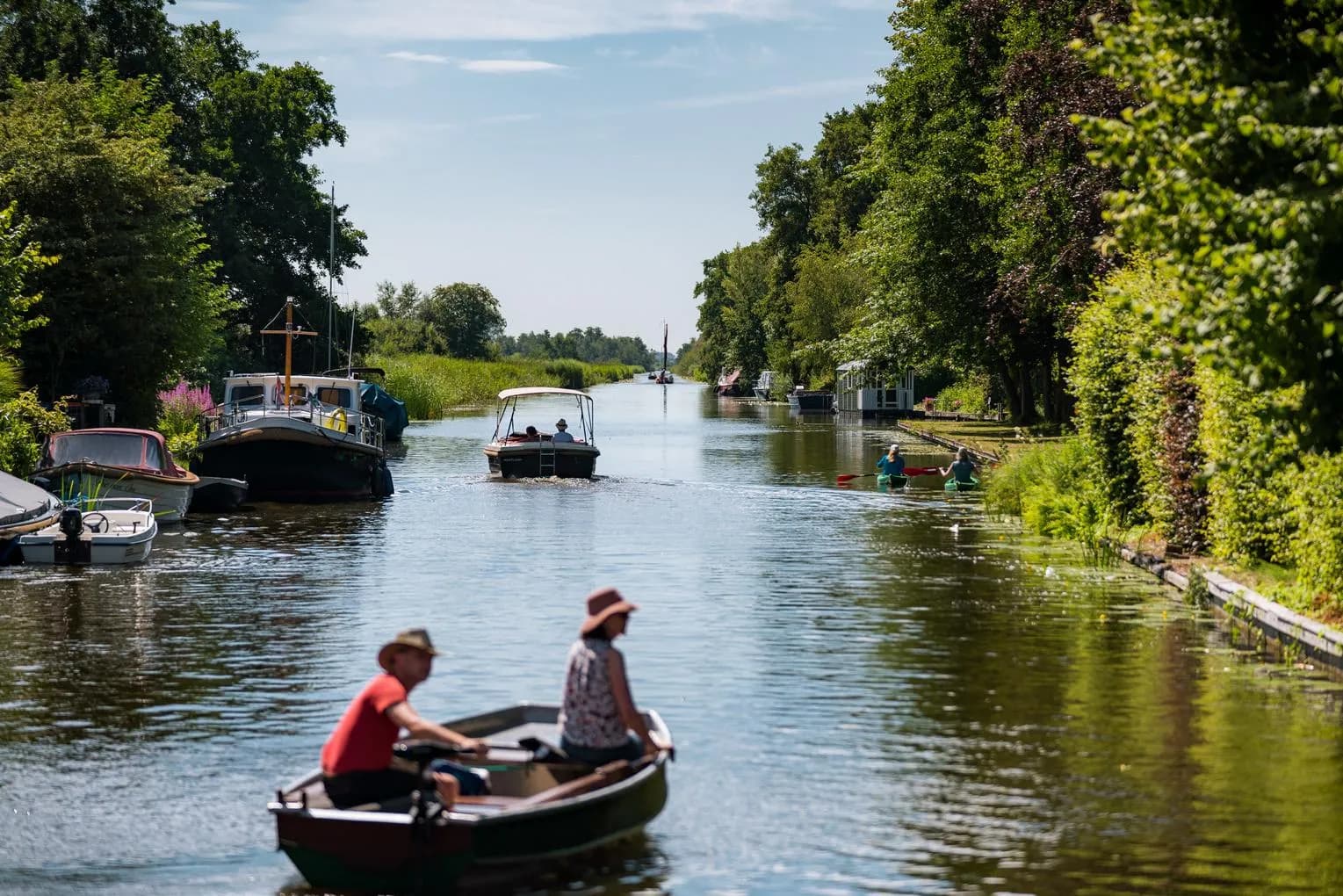A couple on a boat in the water of the Groene Hart