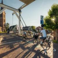A cyclist crosses the church bridge (Kerkbrug) in the direction of the Sint Urbanus church.
