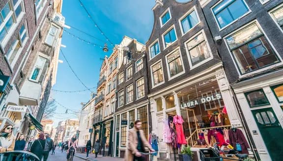 A busy street at the Negen Straatjes