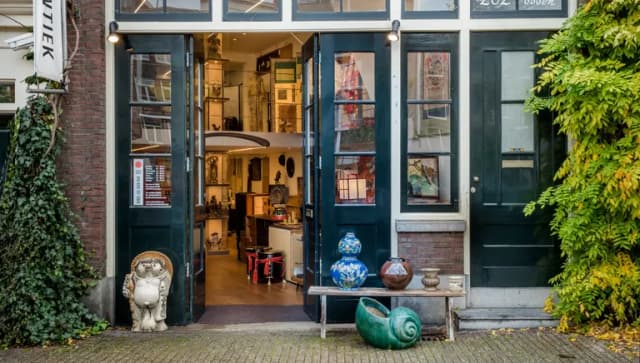 Van Hier Tot Tokio shop exterior