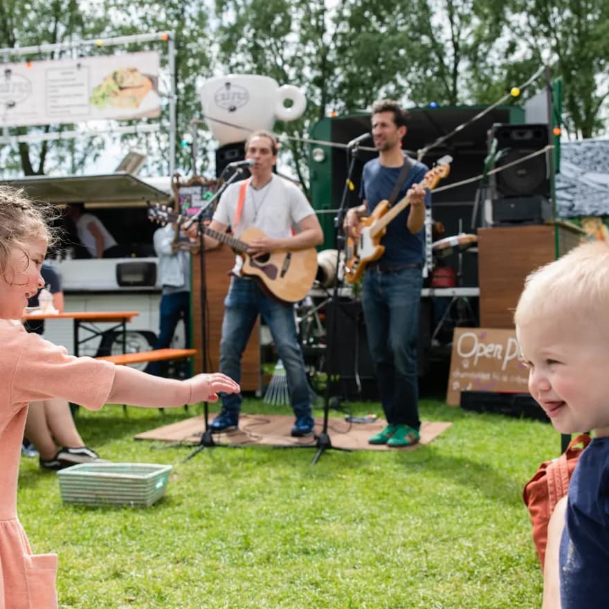 Rollende Keukens food festival kids playing