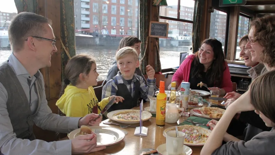 Pannenkoekenboot family with food & drinks
