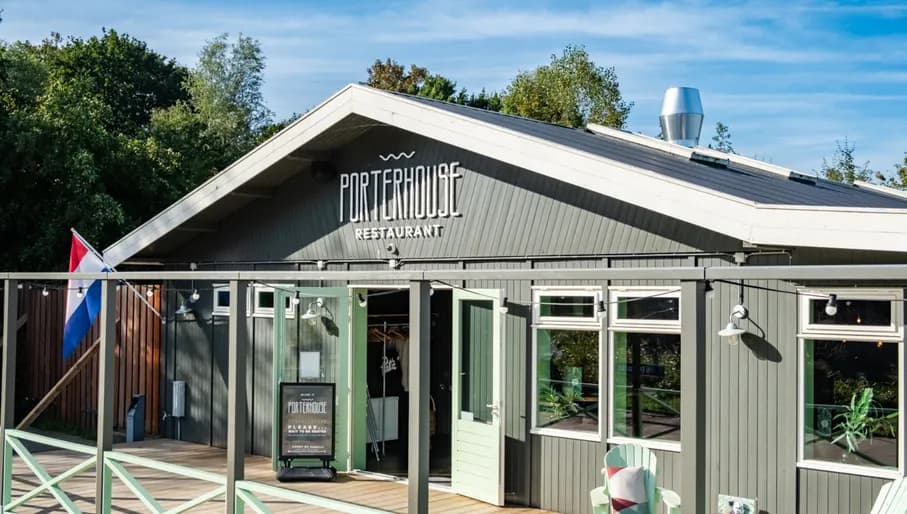 Porterhouse Weesp exterior and entrance