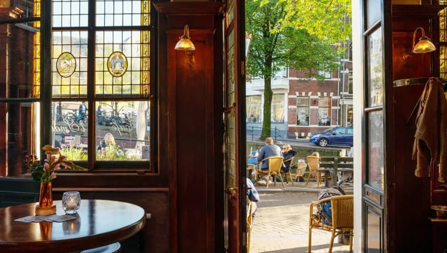 Café 't Smalle interior