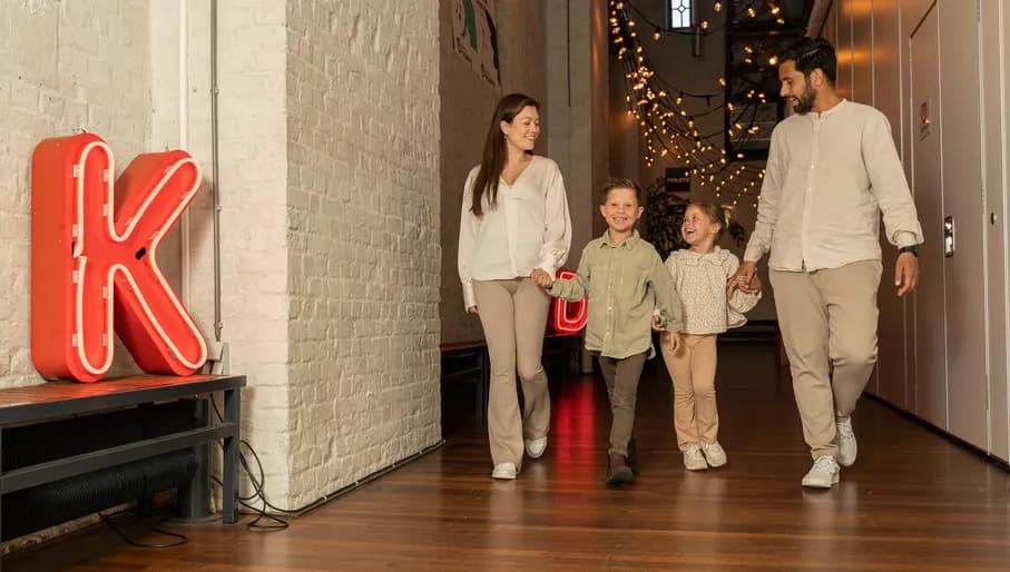 A family walks to the theater hall of Theater De Krakeling.